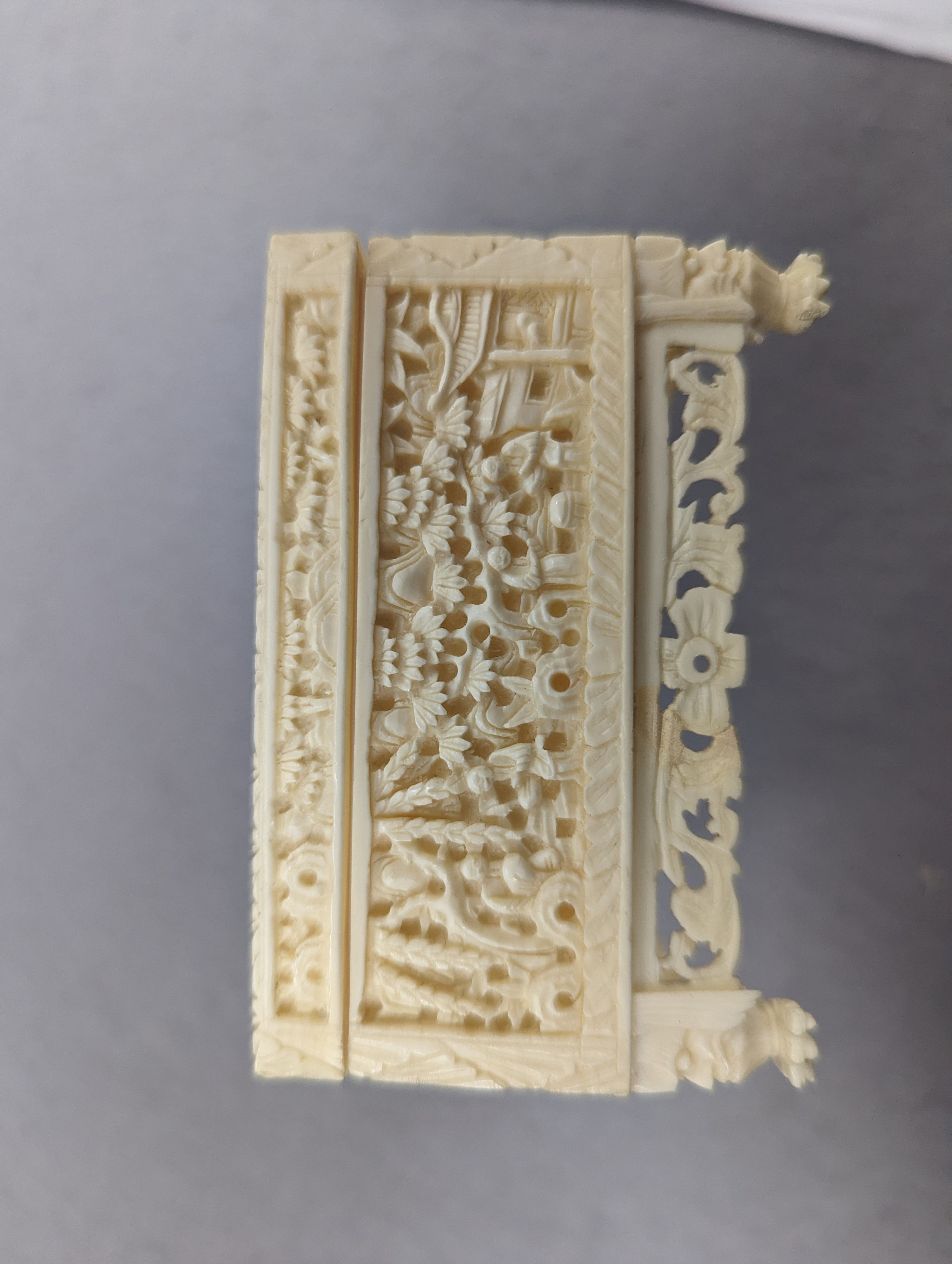 An early 20th century Cantonese carved ivory box, 12cm